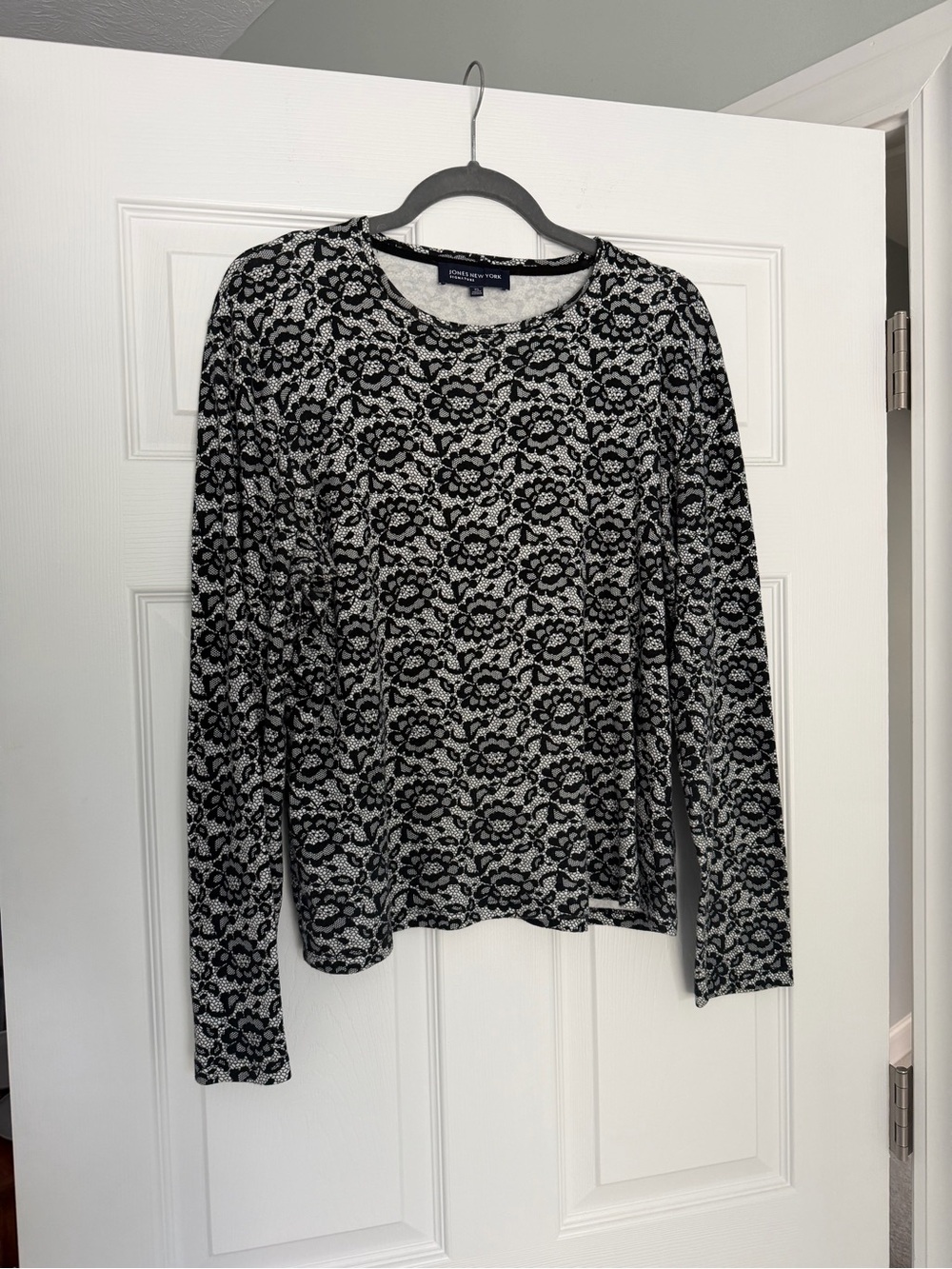 Jones New York Black and White Floral Lace-Print Long Sleeve Tee